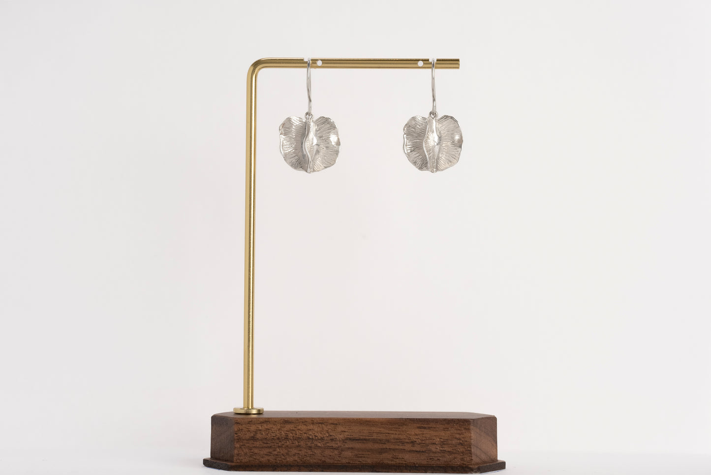 Small Bushwillow drop on hook - Platinum